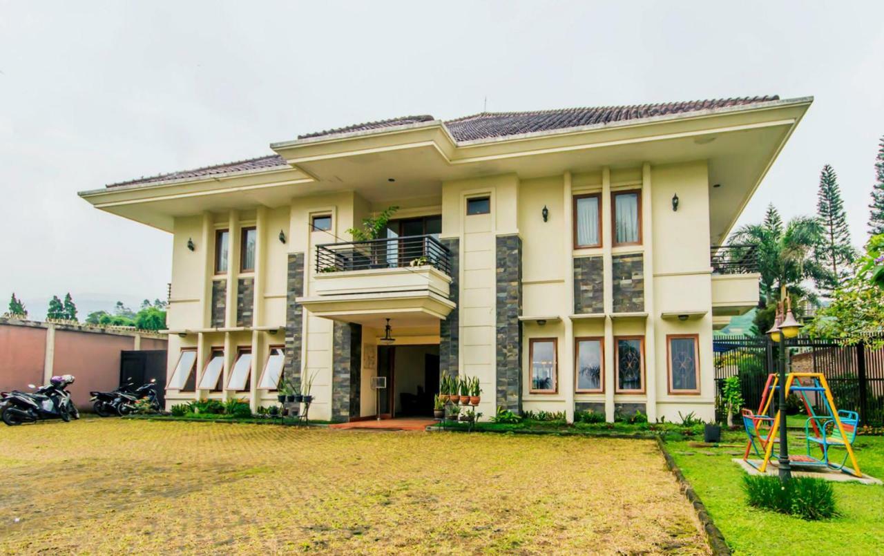 Puri Bernadi Guest House Lembang Eksteriør bilde